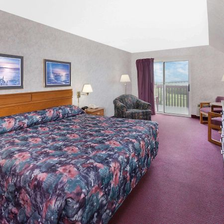 Super 8 By Wyndham St. Ignace Hotel Exterior foto
