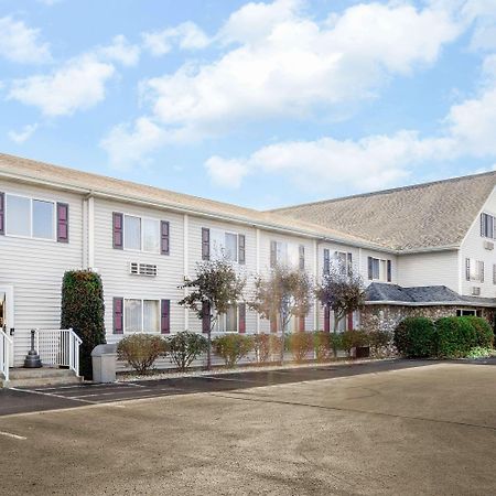 Super 8 By Wyndham St. Ignace Hotel Exterior foto