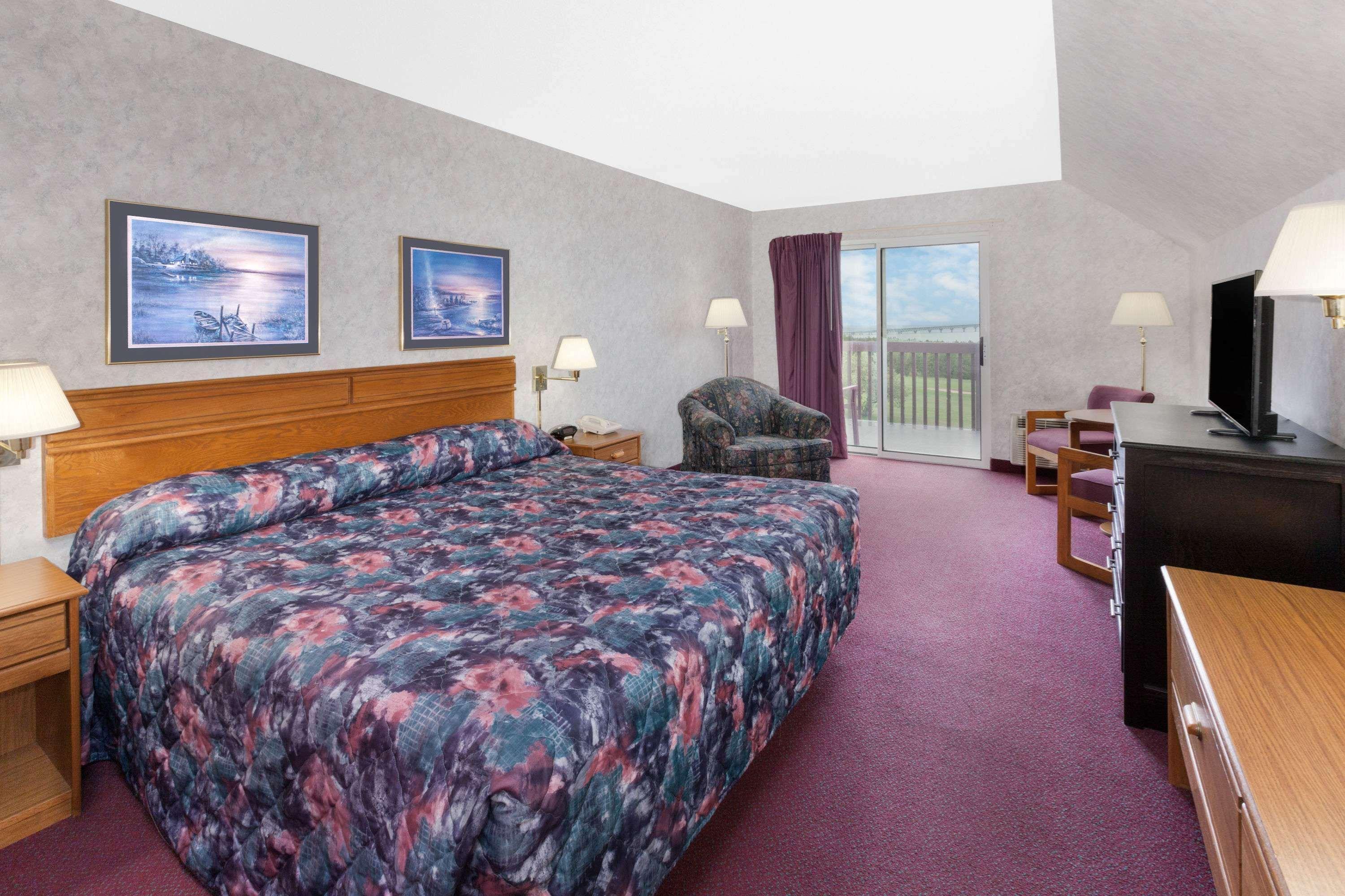 Super 8 By Wyndham St. Ignace Hotel Exterior foto