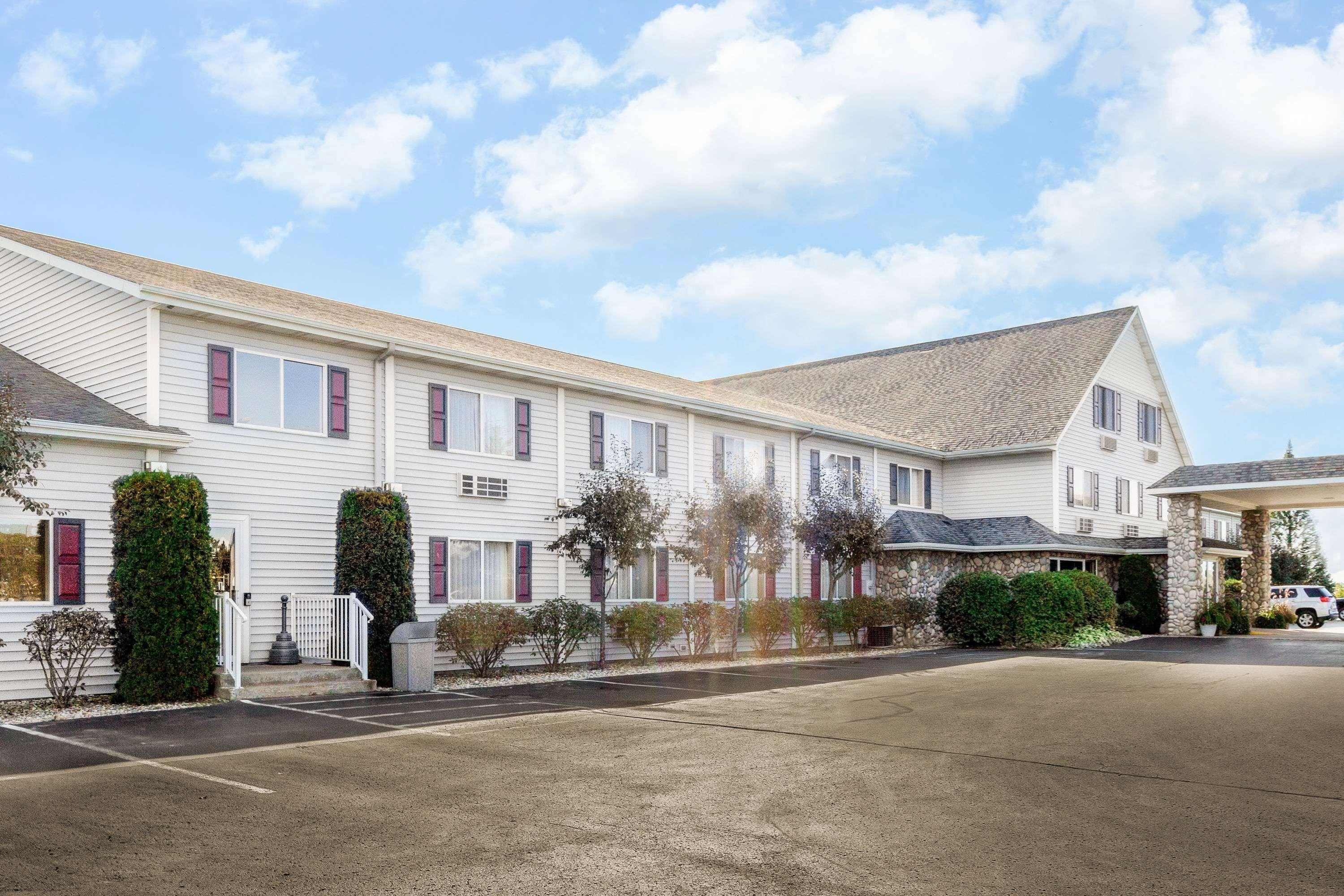 Super 8 By Wyndham St. Ignace Hotel Exterior foto