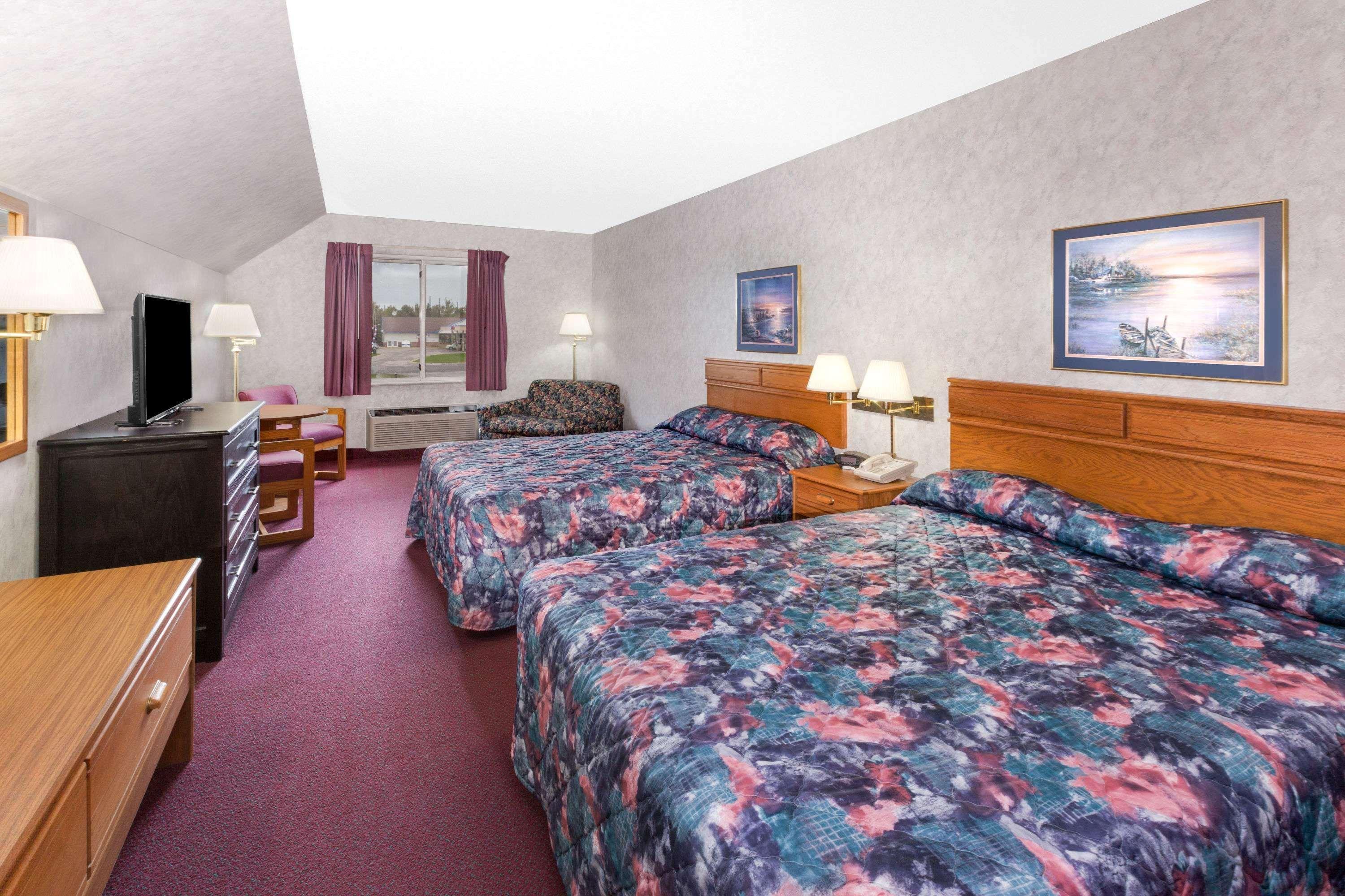 Super 8 By Wyndham St. Ignace Hotel Exterior foto