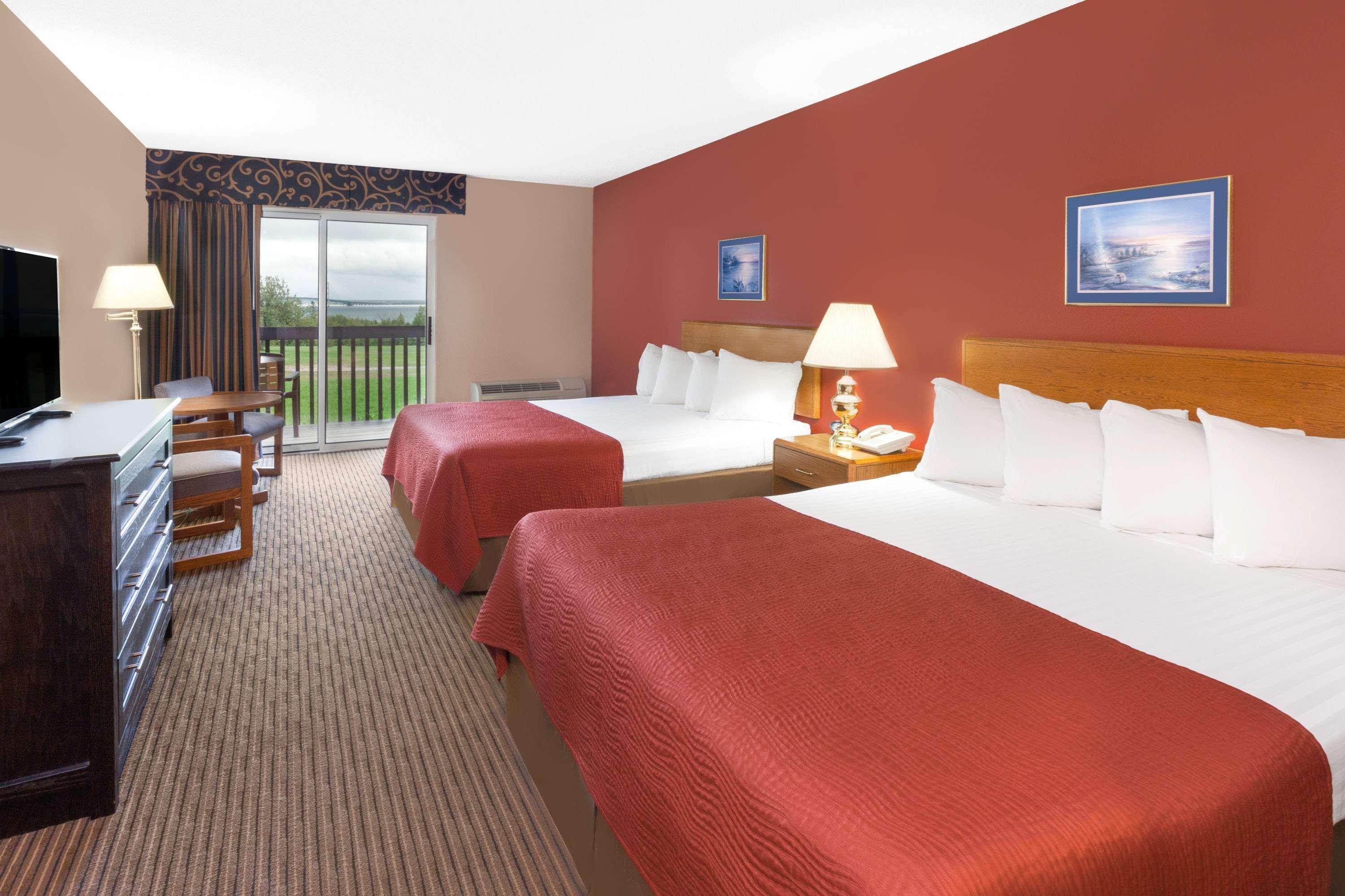 Super 8 By Wyndham St. Ignace Hotel Exterior foto