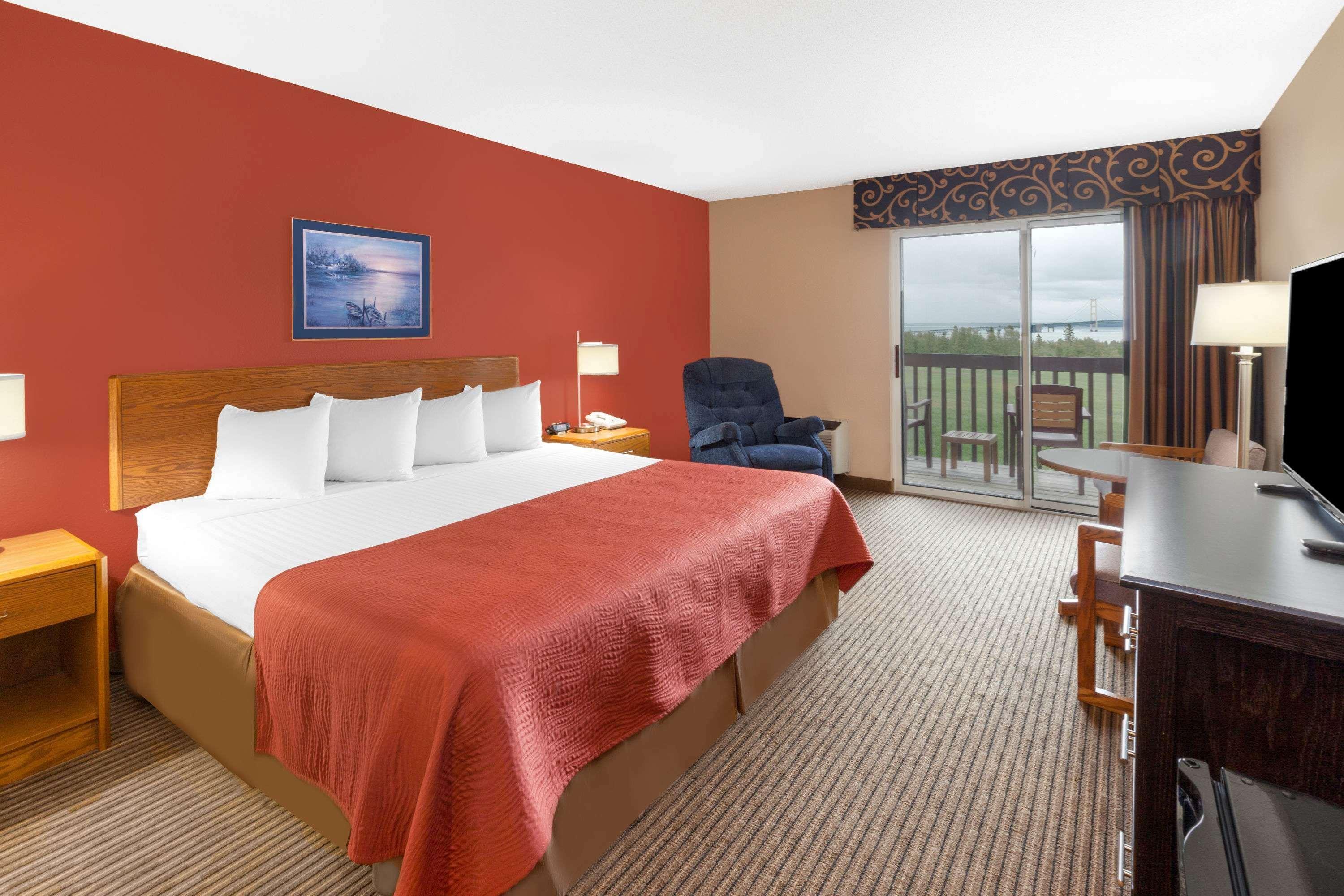 Super 8 By Wyndham St. Ignace Hotel Exterior foto