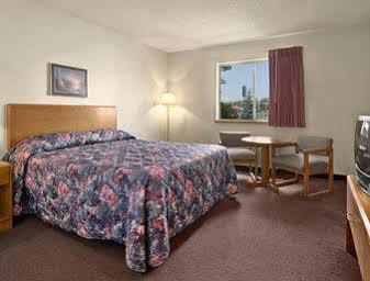 Super 8 By Wyndham St. Ignace Hotel Exterior foto